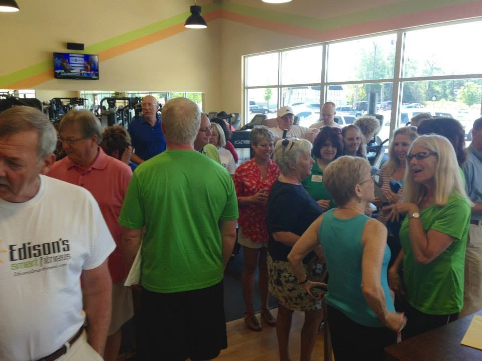 Members filling the gym floor at Edison's Smart Fitness on opening day.